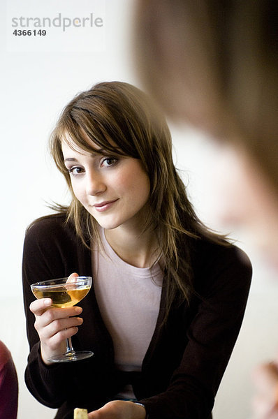 Junge Frau mit einem Glas Champagner
