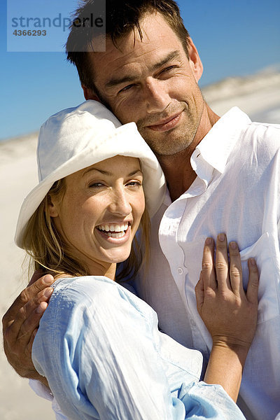 Porträt eines umarmenden Paares am Strand