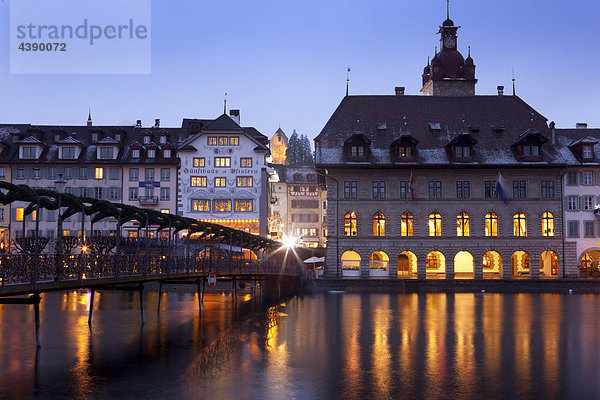 Luzern  Reuss  Winter  Fluss  Bach  Gewässer  Gebäude  Weihnachten  Advent  Kanton Luzern  Vierwaldstättersee  Zentralschweiz  I Gewässer Zentralschweiz