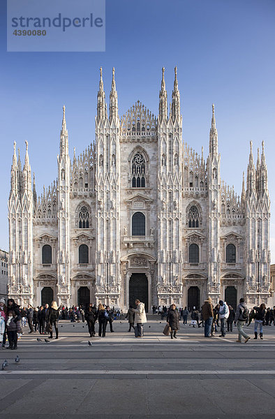 Mailand  Piazza del Duomo  Kirche  Religion  Domplatz  Personen  Touristen  Stadt  Städte  Italien  Sehenswürdigkeit  Reisen