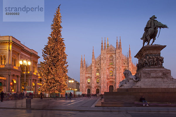 Mailand  Piazza del Duomo  Kirche  Religion  Stadt  Weihnachten  Advent  Italien  Weihnachtsbaum  Christbaum  Skulptur  abends