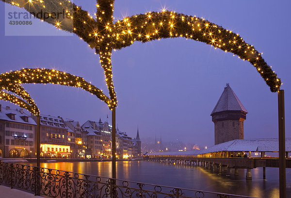 Luzern  Kapellbrücke  abends  Stadt  Weihnachten  Advent  Kanton Luzern  Brücke  Reuss  Beleuchtung  Winter  Schnee  Schweiz