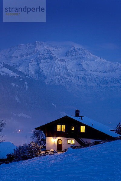 Lenk  BE  Simmental  Berge  Chalet  Wildstrubel  Gastronomie  Restaurant  Hotel  Hütte  Berghaus  Alphütte  abends  Schnee  Wint Berghütte