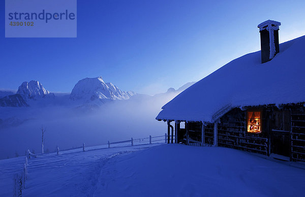 Gurnigel  BE  Winter  Natur  Berge  Schnee  Kanton Bern  Gantrisch  Hütte  Berghaus  Alphütte  Schweiz  Stimmung  Nebeldecke  ab Berghütte
