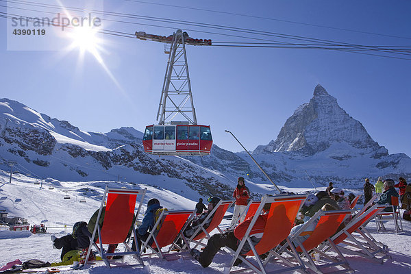 Zermatt  VS  Trockener Steg  Berg  Berge  Kanton Wallis  Bergbahn  Ski  Skifahren  Wintersport  Liegestühle  Pause  sonnen  Gege Kanton Wallis