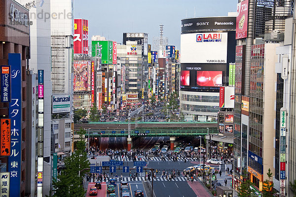 Japan  Asien  Fernost  Tokyo  Gebäude  Shinjuku  Werbung  Reklame  Abends  Reisen  Tourismus  Urlaub  Ferien
