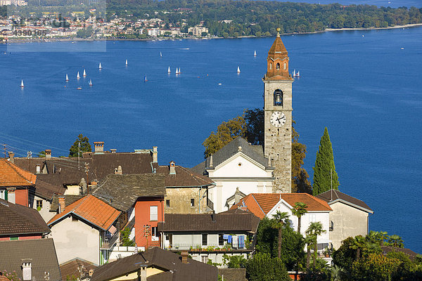 Ronco  Schweiz  Kanton Tessin  Lago Maggiore  See  Dorf  Kirche  Kirchturm  Segelboote Kanton Tessin