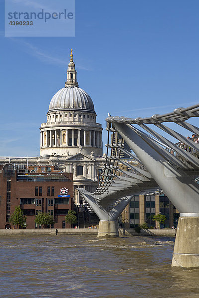 St. Pauls Cathedral  Kathedrale  London  Millennium-Brücke  Brücke  Fussgängerbrücke  River Thames  Fluss  Anglikanisch  Kirche