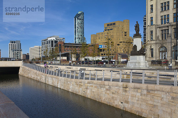 Liverpool  Leeds Liverpool Canal  Kanal  Verlängerung  Anlegesteg  Pier  Ufer  England  Merseyside  Stadt  Vereinigtes Königreic