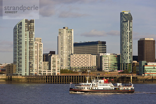 Liverpool  Fährschiff  Personenfährschiff  River Mersey  Fluss  Mersey  Skyline  Stadt  Ufer  modern  Wohnungen  Büros  England