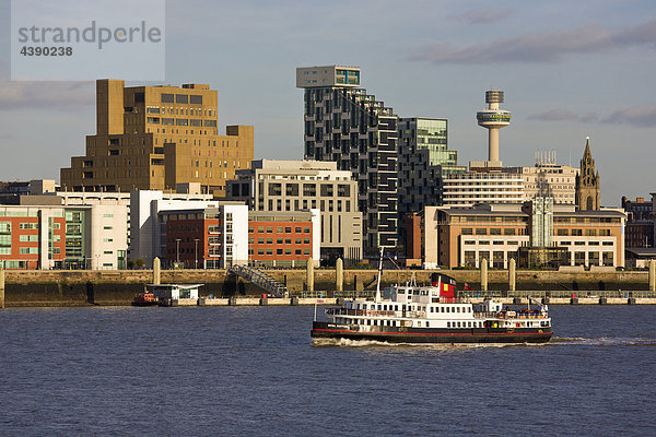Liverpool  Mersey  Fährschiff  Personenfährschiff  River Mersey  Fluss  Skyline  Stadt  Ufer  modern  Wohnungen  Büros  England