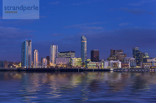 Liverpool  River Mersey  Fluss  Skyline  Stadt  Ufer  modern  Wohnungen  Büros  England  Merseyside  Vereinigtes Königreich  Gro