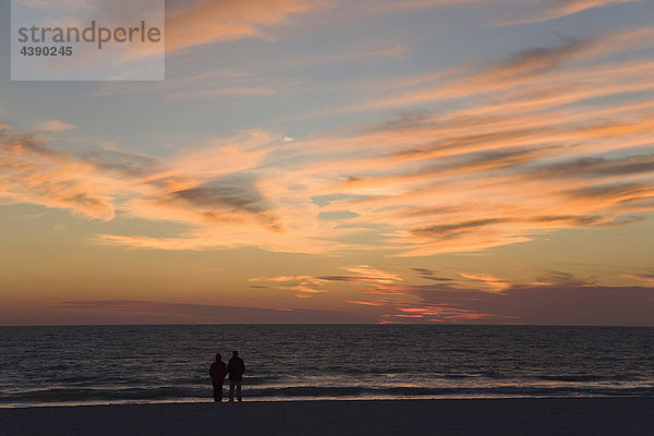 Paar  zwei  Leute  Meer  See  Küste  SeeKüste  Beobachtung  Wolken  Orange  Sonnenuntergang  Himmel  Horizont  Ende  Schluss  Ta