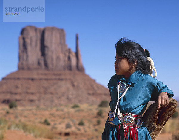 Navaho-Indianer  Indianer  Mädchen  jung  traditionell  Kostüm  Sir  Monument Valley  USA  Utah  Stamm  Reservat  Eingeboren  In