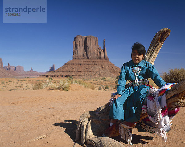 Navaho-Indianer  Indianer  Mädchen  jung  traditionell  Kostüm  model released  Monument Valley  USA  Utah  Stamm  Reservat  Ein
