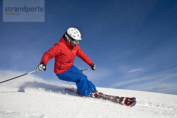 Ski  Frau  Skifahren  Sport  Winter  Wintersport  Carving  Skigebiet  Flachau  Salzburg  Oesterreich  Österreich
