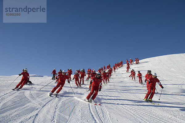 Ski  Frau  Skifahren  Sport  Winter  Wintersport  Gruppe  rot  einheitlich  Skigebiet  Oesterreich  Österreich  viele