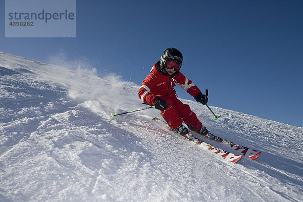 Ski  Kind  Helm  Schutz  Skifahren  Sport  Winter  Wintersport  Skigebiet  Flachau  Salzburg  Oesterreich  Österreich