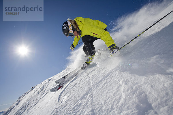 Ski  Frau  Skifahren  Sport  Winter  Wintersport  Obertauern  Salzburg  Oesterreich  Österreich  Helm  Schutz  Carving