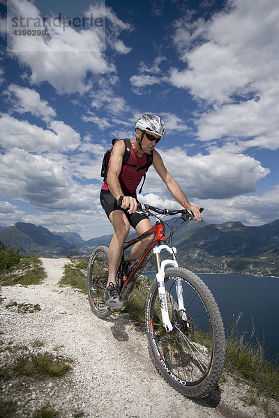 Mountainbiking  Gardasee  Italien  Berg  Trentino  Radfahren  Velo  Velofahren  Mann  Tour  Sport  Geschicklichkeit  Balance  Al
