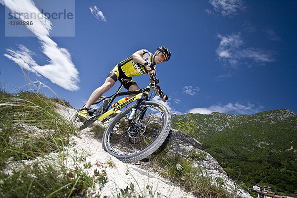 Mountainbiking  Gardasee  Pregasina  Trentino  Italien  Radfahren  Velo  Velofahren  Mann  Tour  Sport  Geschicklichkeit  Balanc