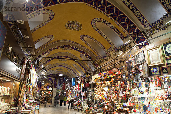 Türkei  Istanbul  Sultan Achmed  Grosser Basar  Basar  Basare  Markt  Märkte  Geschäfte  Einkaufen  Strassenszene  innen  Souk