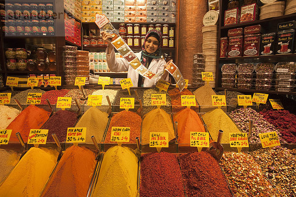 Türkei  Istanbul  Sultan Achmed  Gewürze  Basar  Basare  Markt  Märkte  Geschäfte  Einkaufen  Strassenszene  innen  Souk  Souks