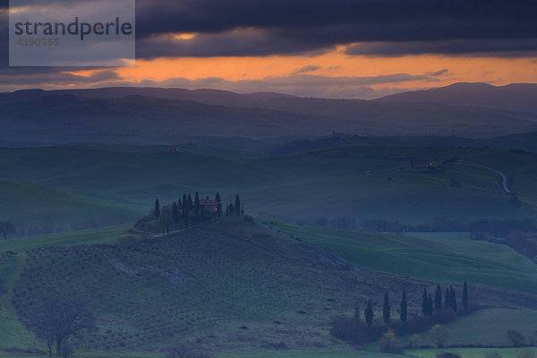 San Quirico d'Orcia  Italien  Europa  Toskana  Crete  Hügel  Felder  Bauernhof  Wolken  Morgenstimmung  Zypressen