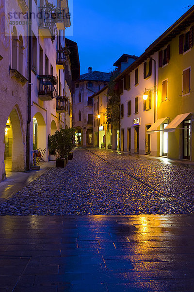 Spilimbergo  Italien  Europa  Friaul  Julisch-Venetien  Stadt  Abenddämmerung  Beleuchtung  Gasse  Altstadt  Regen