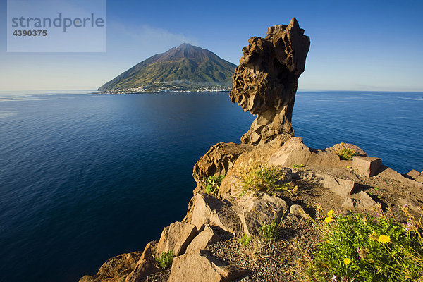 Strombolicchio  Italien  Europa  Liparische Inseln  Insel  Vulkanschlot  Vulkanrest  Meer  Mittelmeer  Erosion  Verwitterung  In