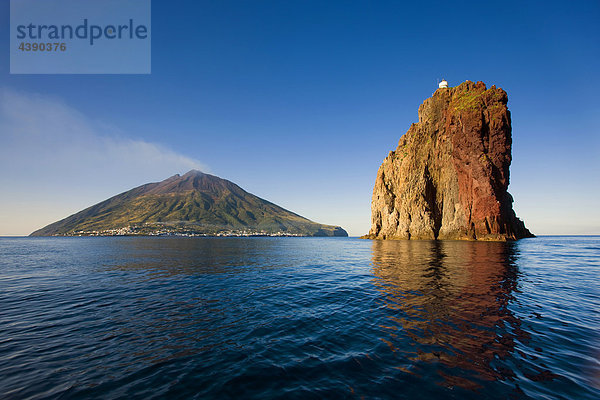 Strombolicchio  Italien  Europa  Liparische Inseln  Insel  Vulkanschlot  Vulkanrest  Meer  Mittelmeer  Erosion  Verwitterung  In