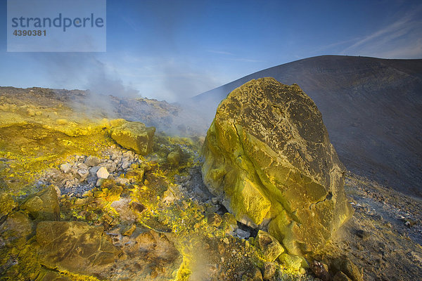 Vulcano  Italien  Europa  Liparische Inseln  Insel  Vulkan  Krater  Fumarole  Schwefel  Ablagerung  Dampf  Felsen