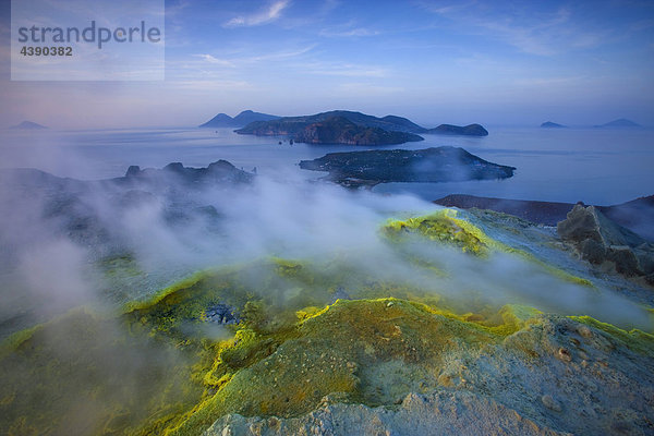 Vulcano  Italien  Europa  Liparische Inseln  Insel  Vulkan  Krater  Fumarole  Schwefel  Ablagerung  Dampf  Abendstimmung  Meer