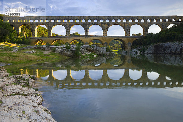 Pont du Gard  Frankreich  Europa  Languedoc-Roussillon  Fluss  Brücke  Aquädukt  römische Stätte  Spiegelung  Abendlicht