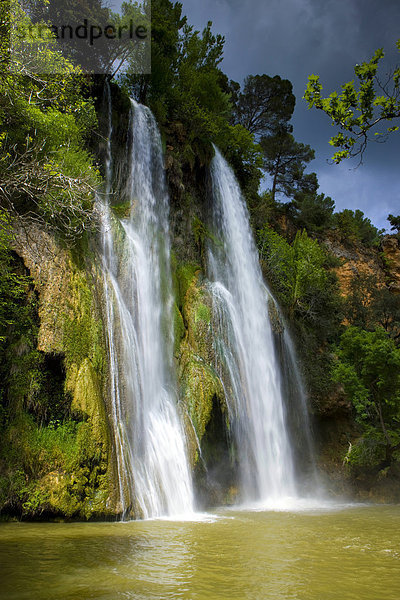 Sillans-la Cascade  Frankreich  Europa  Provence  Var  Fluss  Wasserfall  Felsen  Tuffgestein  Wolken  Bäume