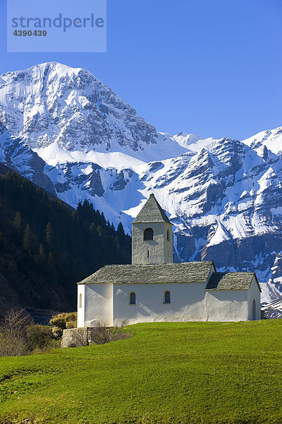 Thalkirch  Schweiz  Europa  Kanton Graubünden  Safiental  Kirche  Berg  Frühling Kanton Graubünden