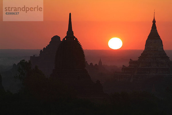 Asia  Burma  Myanmar  Bagan  plain  temple  morning  dusk  twilight