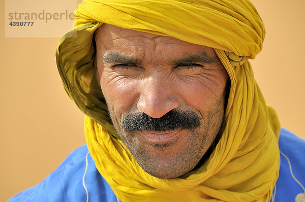 Africa  Morocco  Maghreb  North Africa  erg Chebbi  desert  Sahara  sand  man  Berber  portrait  Litham  turban
