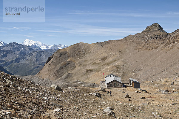 Die Monte-Leone-Hütte SAC  Schweizer Alpen-Club  im farbigen Geröll des Wasenhorns  Rechts das Mäderhorn und hinten links das Weisshorn Berghütte