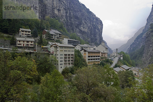 Das Dorf Gondo am Simlonpass an der Grenze zu Italien  nach dem Bergsturz im Jahr 2000 fast neu erbaut
