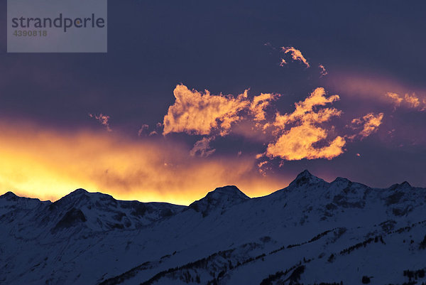 Farbige Wolken und warme Farben an einem kalten WInterabend  Hohniesen  Mäggisserhorn und Tschipparällenhorn  von links nach rechts  sind drei Gipfel des Niesengrats