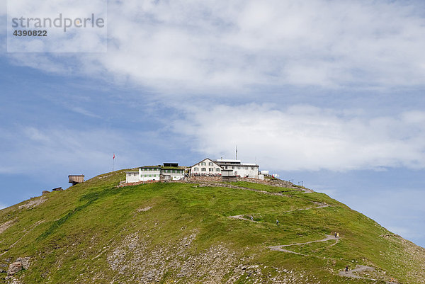Auf dem Gipfel des Faulhorns steht das historische Berghotel Faulhorn unter weitem Himmel  Bei Grindelwald  Berner Oberland Berghütte