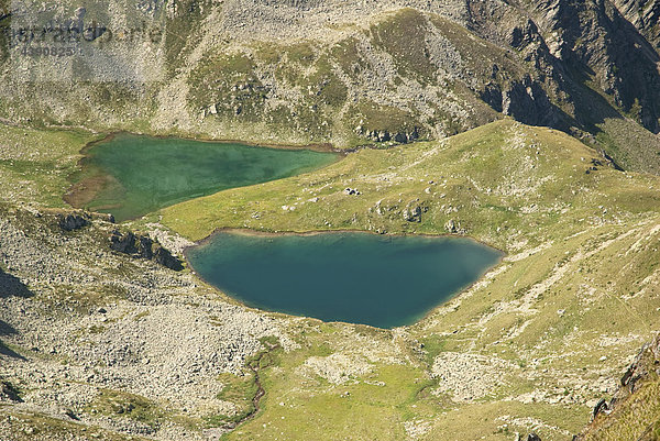 Namenlose Bergseen im Valle dei Laghi  einem Seitental des Val Fontana in den italienischen Bernina-Alpen  Sicht vom Piz Sareggio im Puschlav  Graubünden  an der Grenze zu Italien