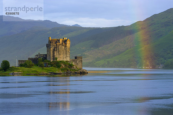 Eilean Donan Castle  Great Britain  Scotland  Europe  sea  coast  tides  flood  island  isle  castle  thunderstorm mood  rainbow