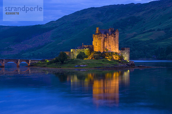 Eilean Donan Castle  Great Britain  Scotland  Europe  sea  coast  tides  flood  island  isle  castle  bridge  night  illumination  reflection
