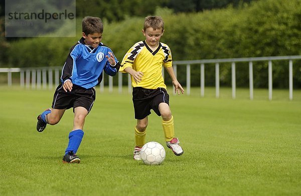 Zwei Jungen spielen Fußball