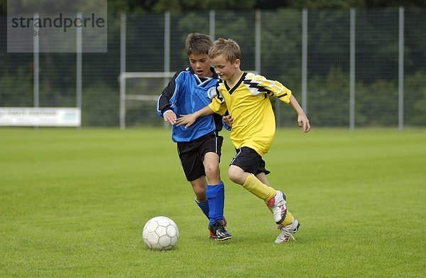 Zwei Jungen spielen Fußball