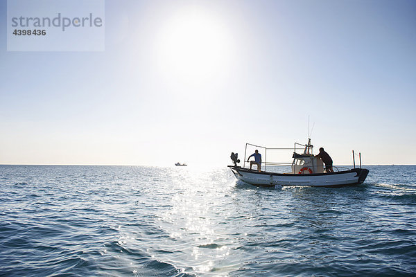 Fischer auf einem Fischerboot auf See