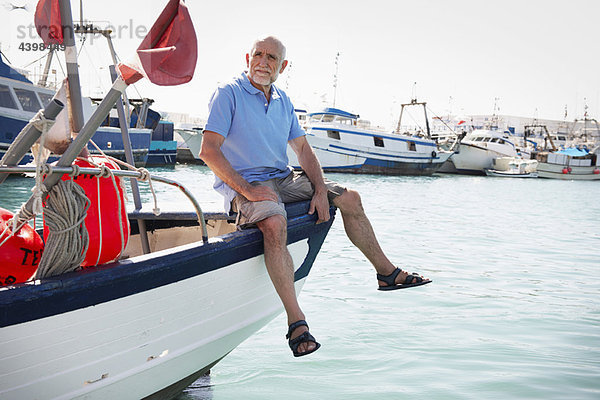 Fischer auf dem Boot sitzend