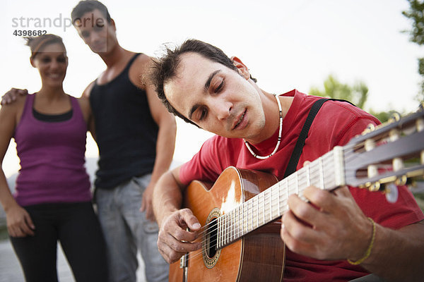 Mann  Gitarre  spielen